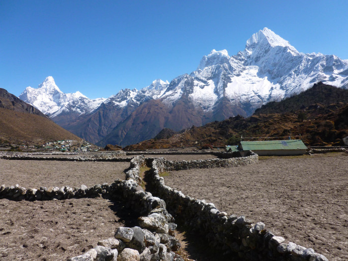 The maze-like pathways between Khunde and Khumjung
