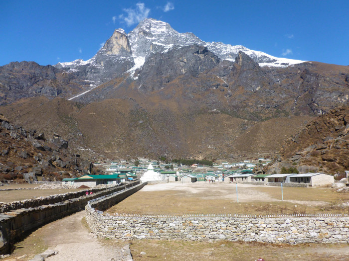 Khumjung below Khumbila