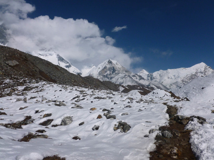 Hiking back to Chukhung