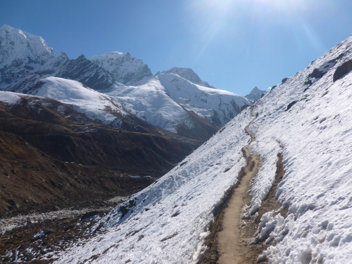The trail to Namche Bazaar