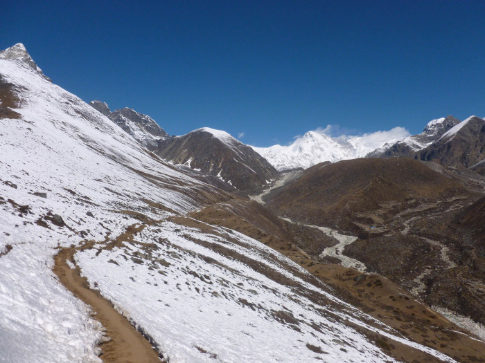 The trail to Namche Bazaar