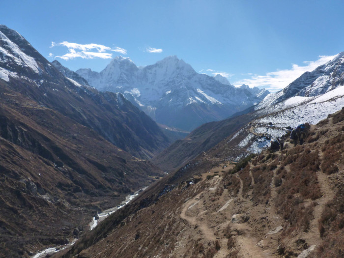 The trail to Namche Bazaar