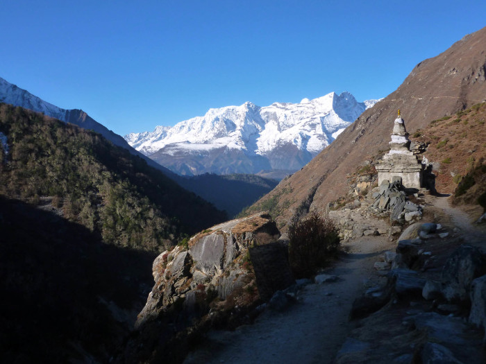 A small stupa on the trail