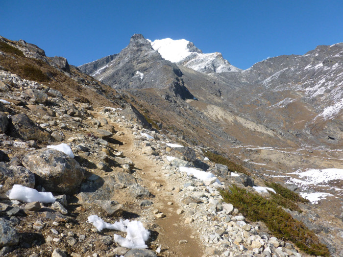 The hike to Dzongla