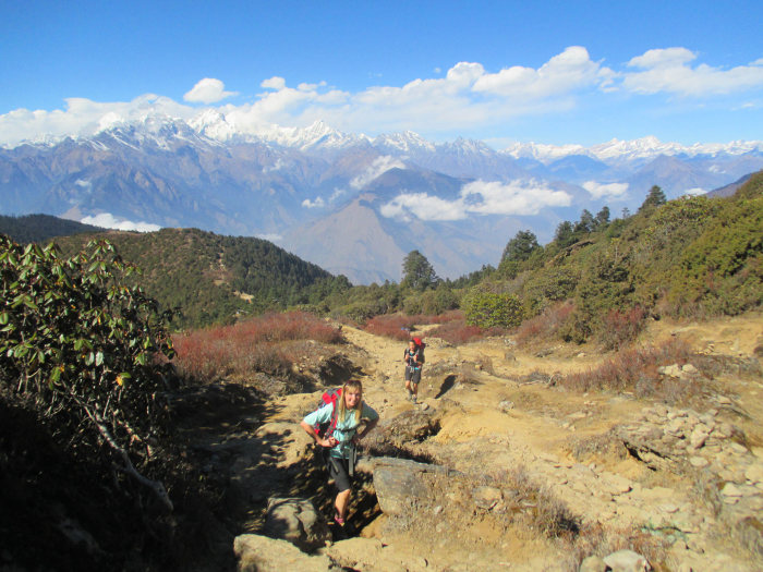 The girls hiking between Cholongpati and Laurebina.