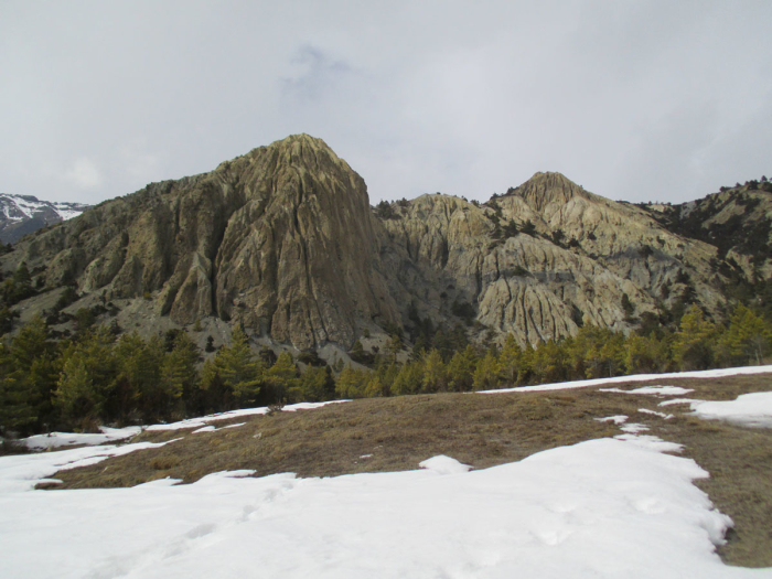 Yellow cliffs between Ngawal and Manang