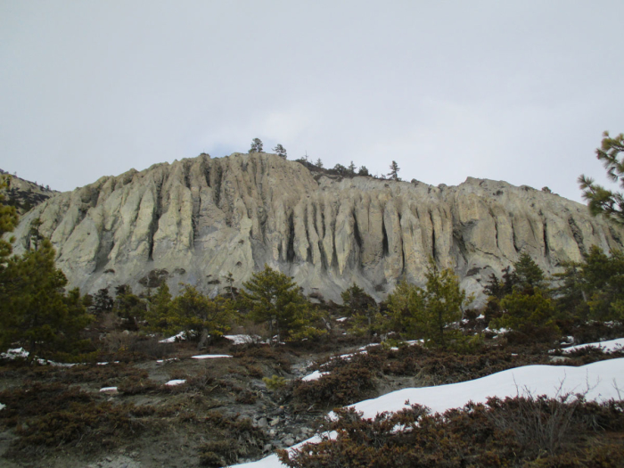More yellow cliffs above the trail